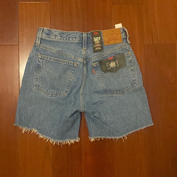 BRAND NEW Levi’s mid thigh shorts, never worn from Aritzia. Size 25!!!! - Picture 5 of 5